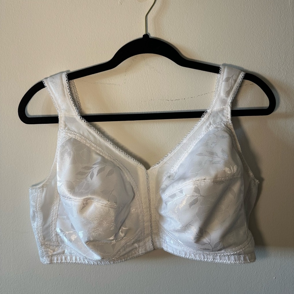 Lightly Worn White 44D Playtex 18 Hour Bra